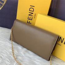 FENDI コピー ショルダーバッグ ベージュ レザー ゴールド金具 収納力 ラグジュアリー フェンディ