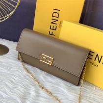 FENDI コピー ショルダーバッグ ベージュ レザー ゴールド金具 収納力 ラグジュアリー フェンディ