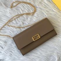 FENDI コピー ショルダーバッグ ベージュ レザー ゴールド金具 収納力 ラグジュアリー フェンディ