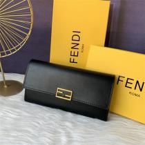 FENDI コピー ショルダーバッグ ベージュ レザー ゴールド金具 収納力 ラグジュアリー フェンディ