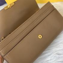 FENDI コピー ショルダーバッグ ベージュ レザー ゴールド金具 収納力 ラグジュアリー フェンディ