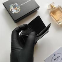 PRADA 偽物 カードケース サフィアーノレザー ブラック ロゴ シンプル 高級感 プラダ 
