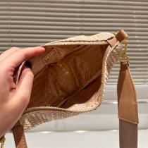 プラダ 偽物 バッグ 三角シルエット ロゴ エンボス ストロー素材 ショルダーストラップ PRADA