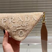 プラダ 偽物 バッグ 三角シルエット ロゴ エンボス ストロー素材 ショルダーストラップ PRADA