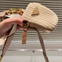 プラダ 偽物 バッグ 三角シルエット ロゴ エンボス ストロー素材 ショルダーストラップ PRADA