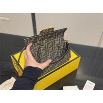 FENDI コピー ショルダーバッグ アイコニック FFロゴ ブラック グレー ゴールド金具 フェンデイ