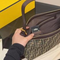 フェンデイ 偽物 ショルダーバッグ キャンバス素材 FFロゴ ダークブラウン レザー FENDI
