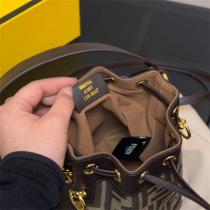 フェンデイ コピー ショルダーバッグ キャンバス FFロゴ 巾着型 ブラウン レザー FENDI