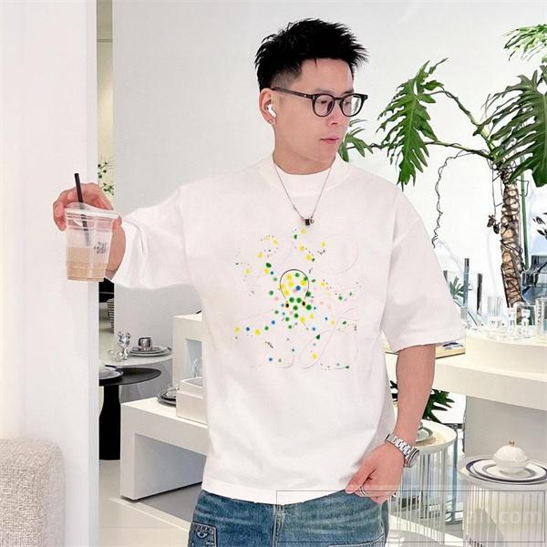 LOEWE スーパーコピー Tシャツ 洗練デザイン モダンアート風 アナグラム ロゴプリント ルーズフィット ロエベ