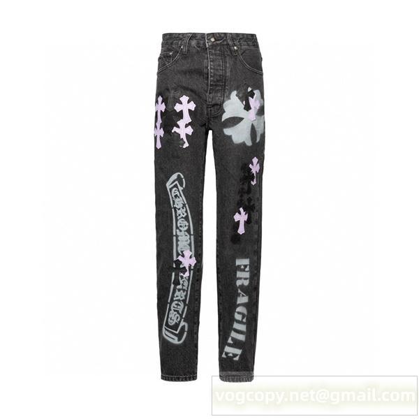 クロムハーツ 偽物 ブラックデニムパンツ スプレー加工 クロスモチーフ FRAGILE CHROME HEARTS