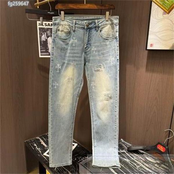 CHROME HEARTS 偽物 ジーンズ ライトブルー×控えめクロスパッチ ヴィンテージ×洗練スタイル クロムハーツ