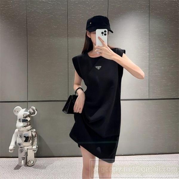 PRADA スーパーコピー ワンピース ミニマルエレガンス ベージュカラー メタルロゴアクセント プラダ