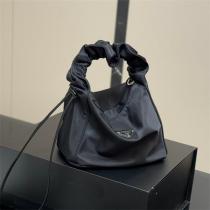 PRADA 偽物 ショルダーバッグ ナイロン ブラック ロゴ ギャザー仕様 軽量 コンパクト プラダ