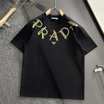 超人気 PRADA 偽物 Tシャツ 立体ロゴ 刺繍デザイン モード感 ブラック ファッション プラダ
