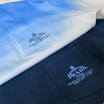 PRADA コピー Tシャツ グラデーション ブラック×ネイビー 左胸 ロゴ プラダ