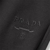 プラダ スーパーコピー スウェットパンツ エンボスロゴ×トライアングルプレート 上品なデザイン PRADA