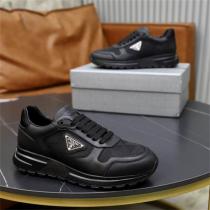 プラダ スーパーコピー スニーカー スムースレザー×トライアングルロゴ 軽量＆耐久性 PRADA