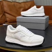 プラダ スーパーコピー スニーカー スムースレザー×トライアングルロゴ 軽量＆耐久性 PRADA