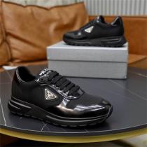 プラダ スーパーコピー スニーカー スムースレザー×トライアングルロゴ 軽量＆耐久性 PRADA