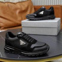 プラダ スーパーコピー スニーカー スムースレザー×トライアングルロゴ 軽量＆耐久性 PRADA
