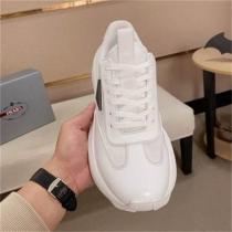 PRADA コピー スニーカー オールホワイト×パテントレザー 高級感×スタイルアップ プラダ