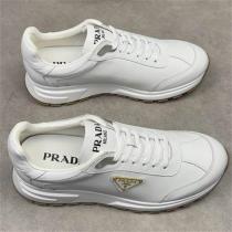 PRADA スーパーコピー バイカラースニーカー 洗練されたホワイト×ダークグレー クッション性抜群 プラダ