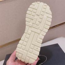PRADA 偽物 スニーカー ホワイトレザー×カラフルファブリック エスニックデザイン 個性的な一足 プラダ