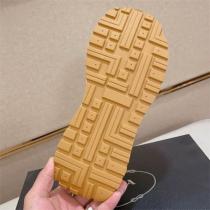 PRADA 偽物 スニーカー ホワイトレザー×カラフルファブリック エスニックデザイン 個性的な一足 プラダ