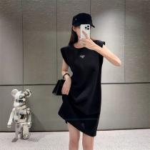 PRADA スーパーコピー ワンピース ミニマルエレガンス ベージュカラー メタルロゴアクセント プラダ