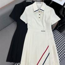ミュウミュウ 偽物 ワンピース ポロスタイル プリーツスカート ロゴ刺繍入りスポーティー MIU MIU