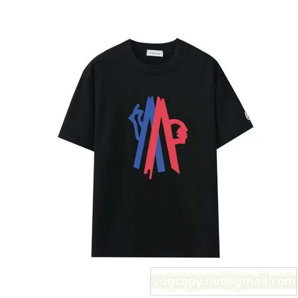 モンクレール 偽物 Tシャツ カラフル ロゴ 赤 青 人物シルエット アート的 モンクレール 
