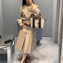 MIUMIU スーパーコピー セットアップ ベージュ プリーツスカート ロゴ デザイン カジュアル 上品 ミュウミュウ 