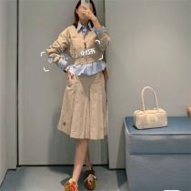 MIUMIU スーパーコピー セットアップ ベージュ プリーツスカート ロゴ デザイン カジュアル 上品 ミュウミュウ 