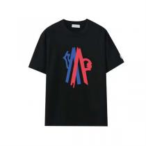 モンクレール 偽物 Tシャツ カラフル ロゴ 赤 青 人物シルエット アート的 モンクレール 