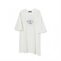ルイヴィトン コピー Tシャツ ホワイト ブラック グラフィック ロゴ アイコニック デザイン LOUIS VUITTON