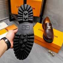 LOUIS VUITTON スーパーコピー ビジネスシューズ ブラックレザー パターンエンボス ロゴバックル デザイン ルイヴィトン