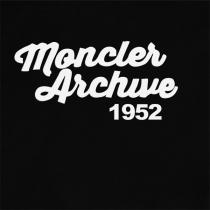 モンクレール 偽物 Tシャツ メンズ 縦ロゴデザイン モノトーン 歴史を感じ お洒落 MONCLER