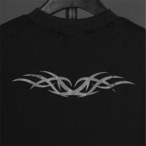 バレンシアガ スーパーコピー 黒Tシャツ ゴシックロゴ トライバル柄 両袖プリント ストリート系 BALENCIAGA