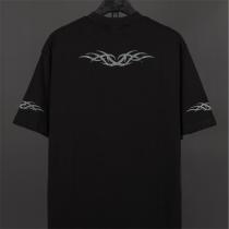 バレンシアガ スーパーコピー 黒Tシャツ ゴシックロゴ トライバル柄 両袖プリント ストリート系 BALENCIAGA