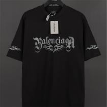 バレンシアガ スーパーコピー 黒Tシャツ ゴシックロゴ トライバル柄 両袖プリント ストリート系 BALENCIAGA