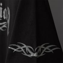 バレンシアガ スーパーコピー 黒Tシャツ ゴシックロゴ トライバル柄 両袖プリント ストリート系 BALENCIAGA