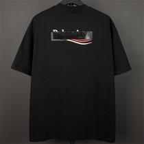 BALENCIAGA スーパーコピー 黒Tシャツ ガムテープ風ロゴプリント アート感 個性派 ストリート バレンシアガ