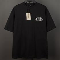 BALENCIAGA スーパーコピー 黒Tシャツ ガムテープ風ロゴプリント アート感 個性派 ストリート バレンシアガ