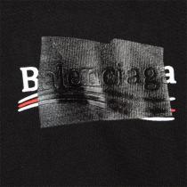 BALENCIAGA スーパーコピー 黒Tシャツ ガムテープ風ロゴプリント アート感 個性派 ストリート バレンシアガ