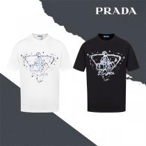 PRADA スーパーコピー Tシャツ アート風グラフィック×三角ロゴ 植毛発泡加工 男女兼用 プラダ