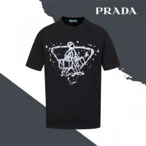 PRADA スーパーコピー Tシャツ アート風グラフィック×三角ロゴ 植毛発泡加工 男女兼用 プラダ