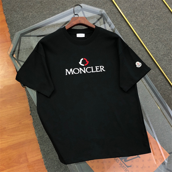 【美品・鑑定済み正規品】モンクレール☆ビッグロゴ入り入手困難Tシャツ/1993. モンクレール 偽物 Tシャツ 定番ロゴ刺繍デザイン 3色展開 カジュアル