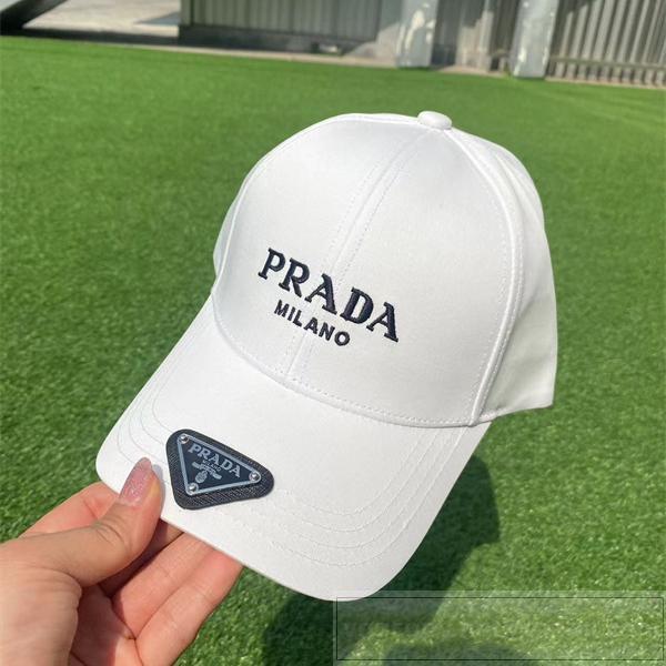 PRADA 偽物 ロゴ刺繍 ＆ 三角ロゴプレート 装飾付き ラグジュアリー コットン キャップ プラダ