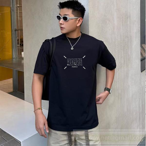 Maison Margiela 偽物 Tシャツ 数字エンブレムロゴプリント半袖カットソー モード感漂う2色展開 メゾンマルジェラ