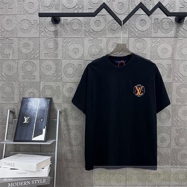 ルイヴィトン 偽物 Tシャツ メンズ ブラック モノグラムロゴ刺繍入り 半袖 クルーネック LOUIS VUITTON